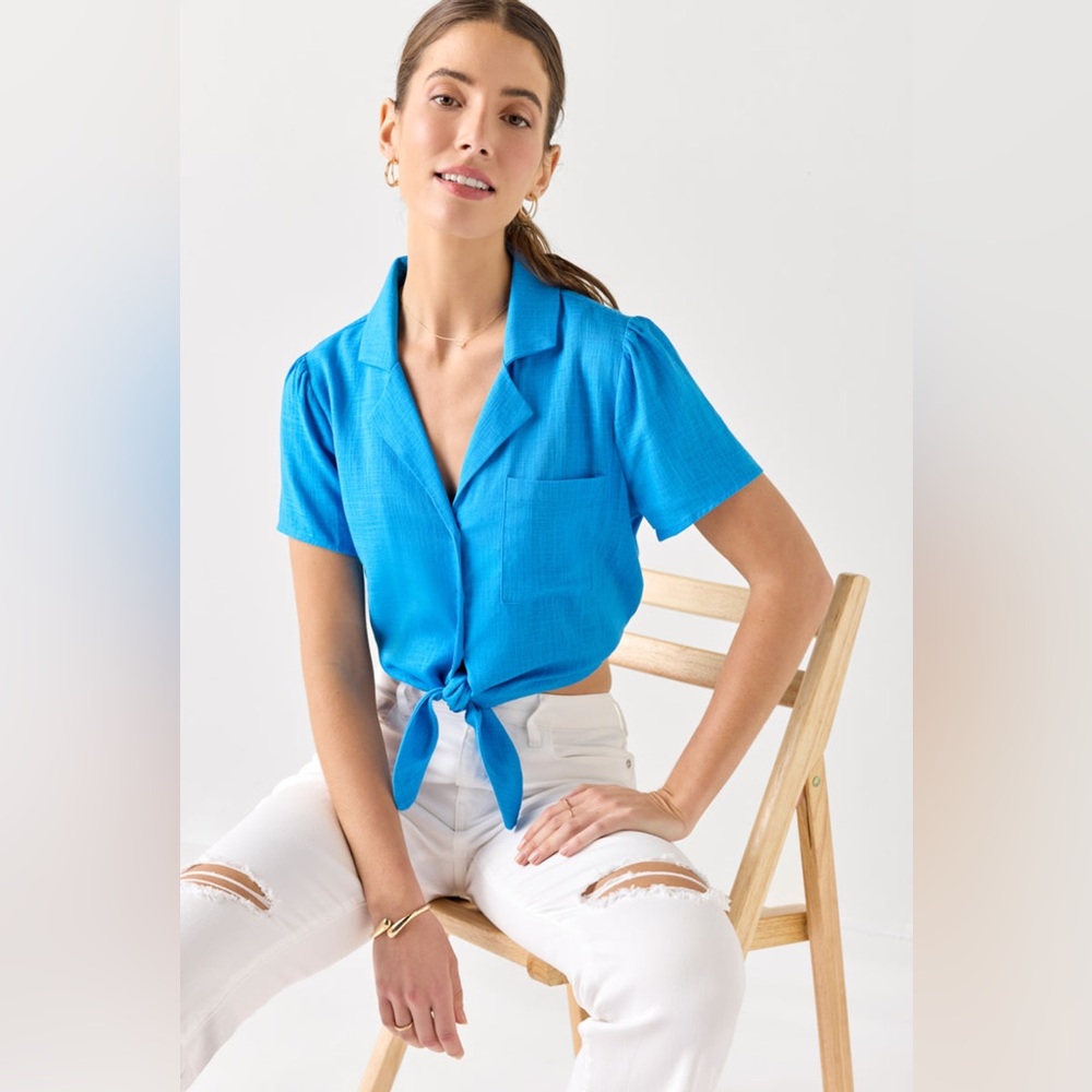 Francesca’s✨Helen Tie Front Button Down Top
